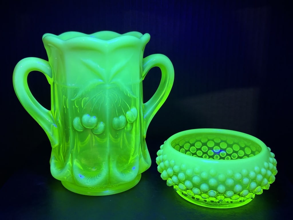 MOSSER CHERRY AND CABLE URANIUM VASE (1 of 8)