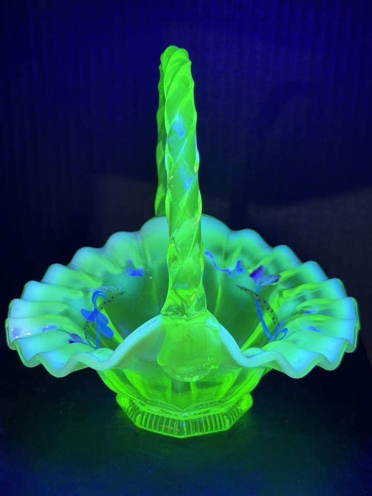 FENTON RUFFLED EDGE URANIUM BASKET: .