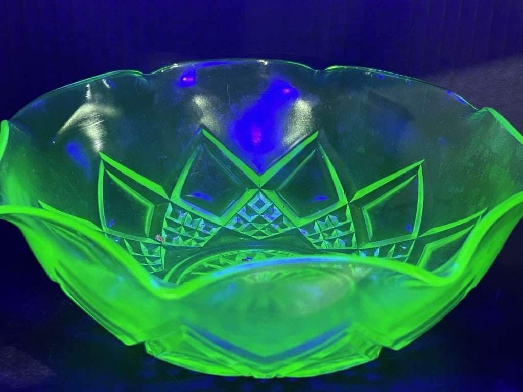 URANIUM SERVING BOWL - 5