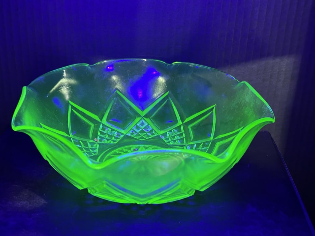 URANIUM SERVING BOWL - 6