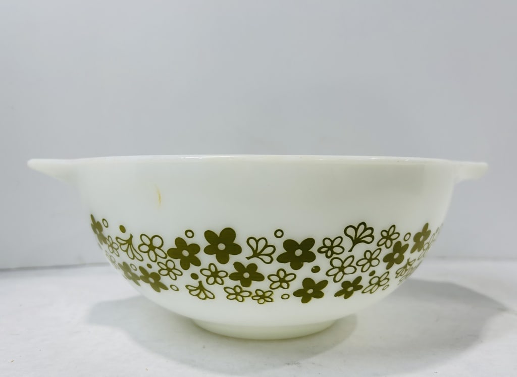 Pyrex Spring Blossom Green Pattern Cinderella Mixing Bowl Model 443: A vintage Pyrex Cinderella-style mixing bowl featuring the Spring Blossom Green pattern, also referred to as Crazy Daisy. The piece is crafted from white opal glass and decorated with a band of styliz