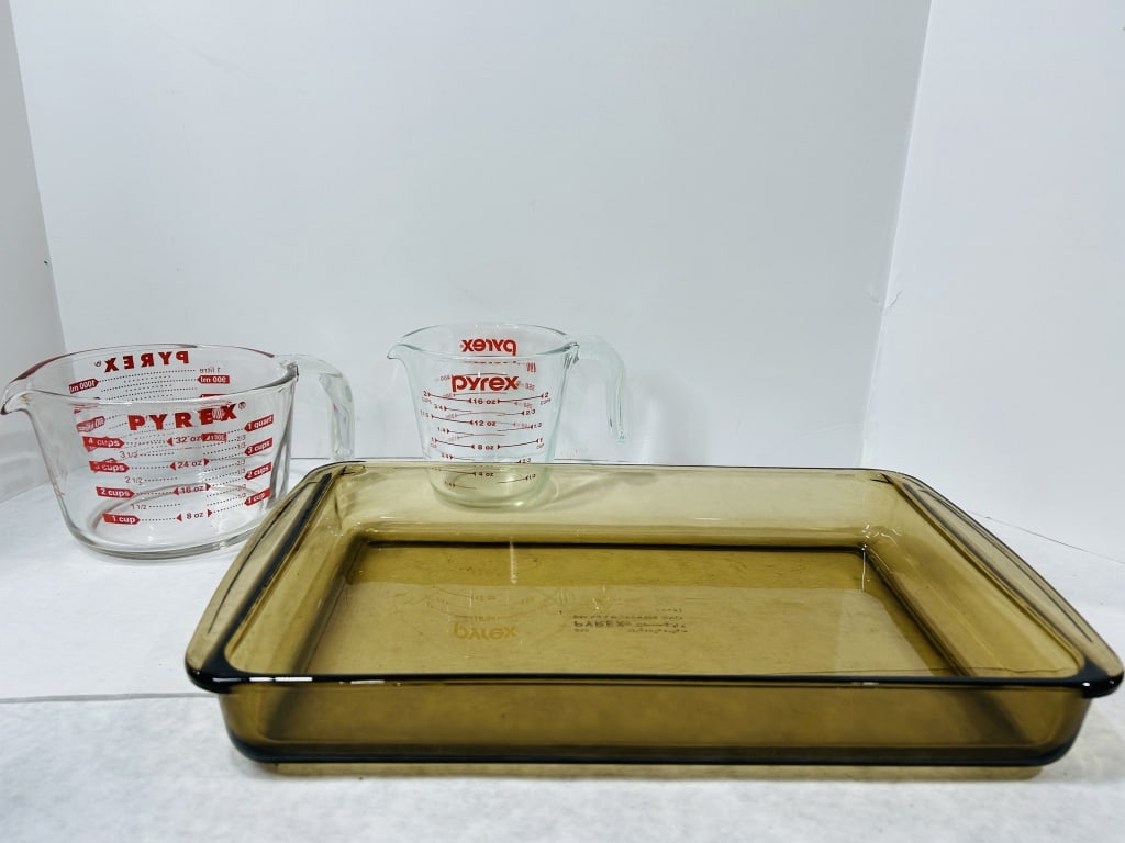 Three Pieces of Vintage Pyrex Glassware Including Measuring Cups and Baking Dish (1 of 5)
