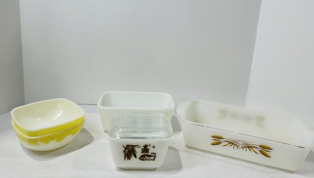 Vintage Pyrex Opaque White Glass Kitchenware (1 of 5)
