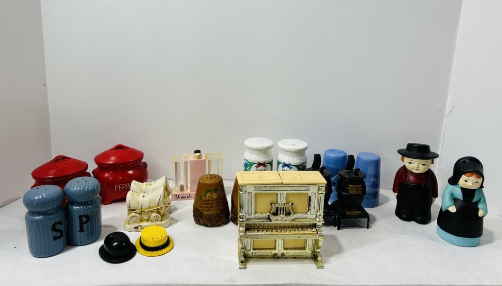 Vintage Novelty and Souvenir Salt and Pepper Shakers (1 of 7)