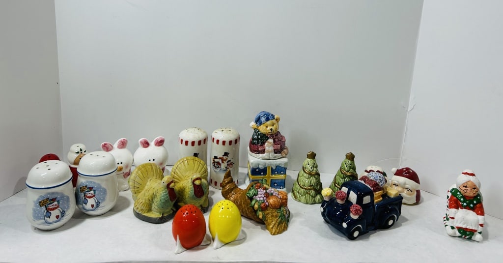 Ceramic Holiday and Seasonal Novelty Salt and Pepper Shakers (1 of 5)