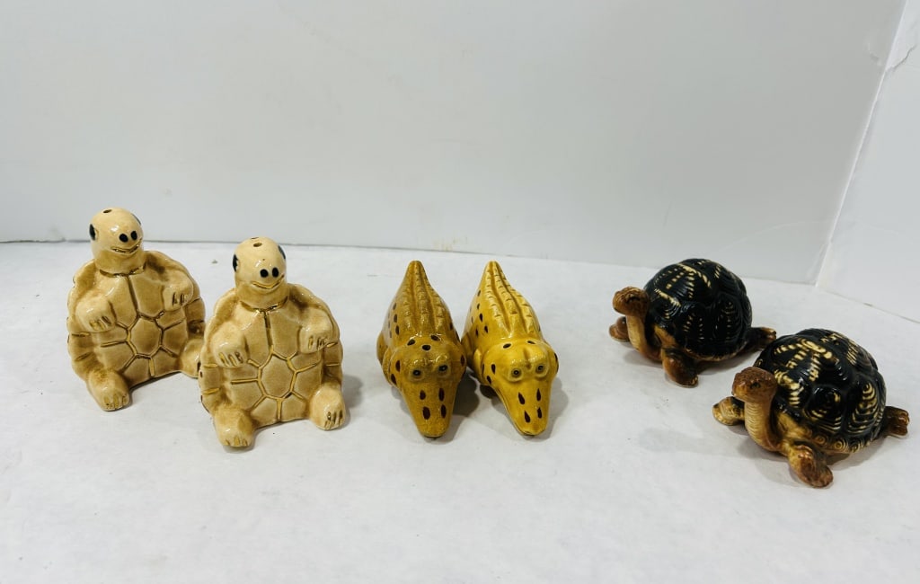 Vintage State Souvenir Ceramic Salt and Pepper Shakers (1 of 4)