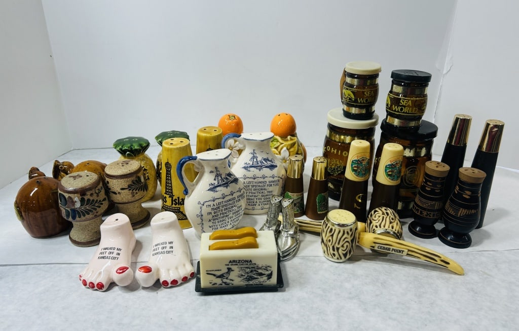 Vintage Novelty and Souvenir Salt and Pepper Shakers (1 of 7)