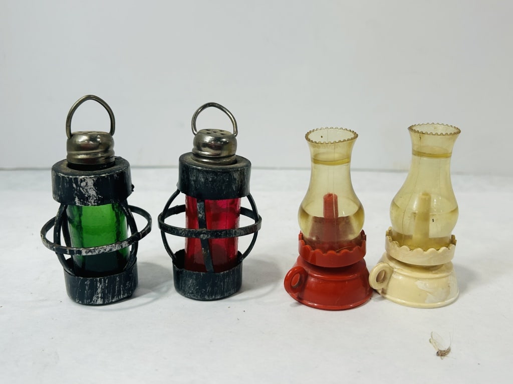 Vintage Novelty Lantern Salt and Pepper Shakers (1 of 3)