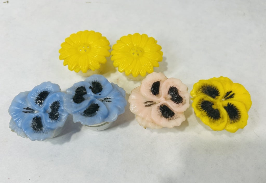 A Group of Vintage Molded Plastic Miniature Floral Containers and Salt and Pepper Shakers (1 of 3)