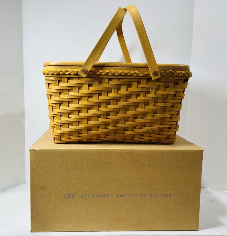 Longaberger Founder's Market Basket with Lid and Protector (1 of 4)