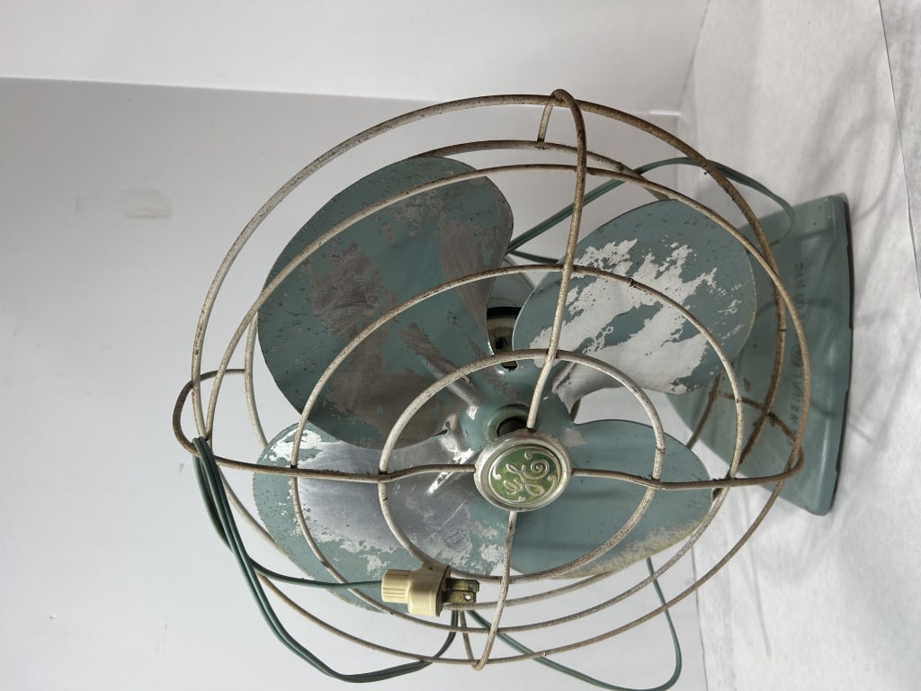 General Electric Oscillating Metal Table Fan (1 of 3)