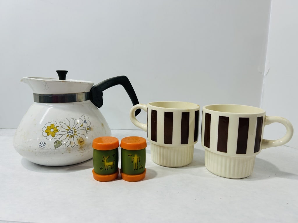 Vintage Kitchenware Including a Corning Ware 6-Cup Teapot and More (1 of 6)