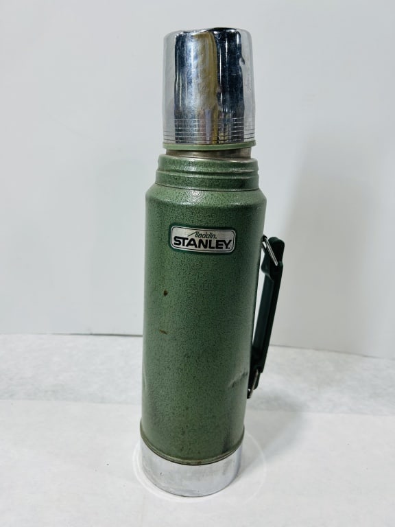 Aladdin Stanley Classic Vacuum Bottle with Green Hammertone Finish (1 of 4)