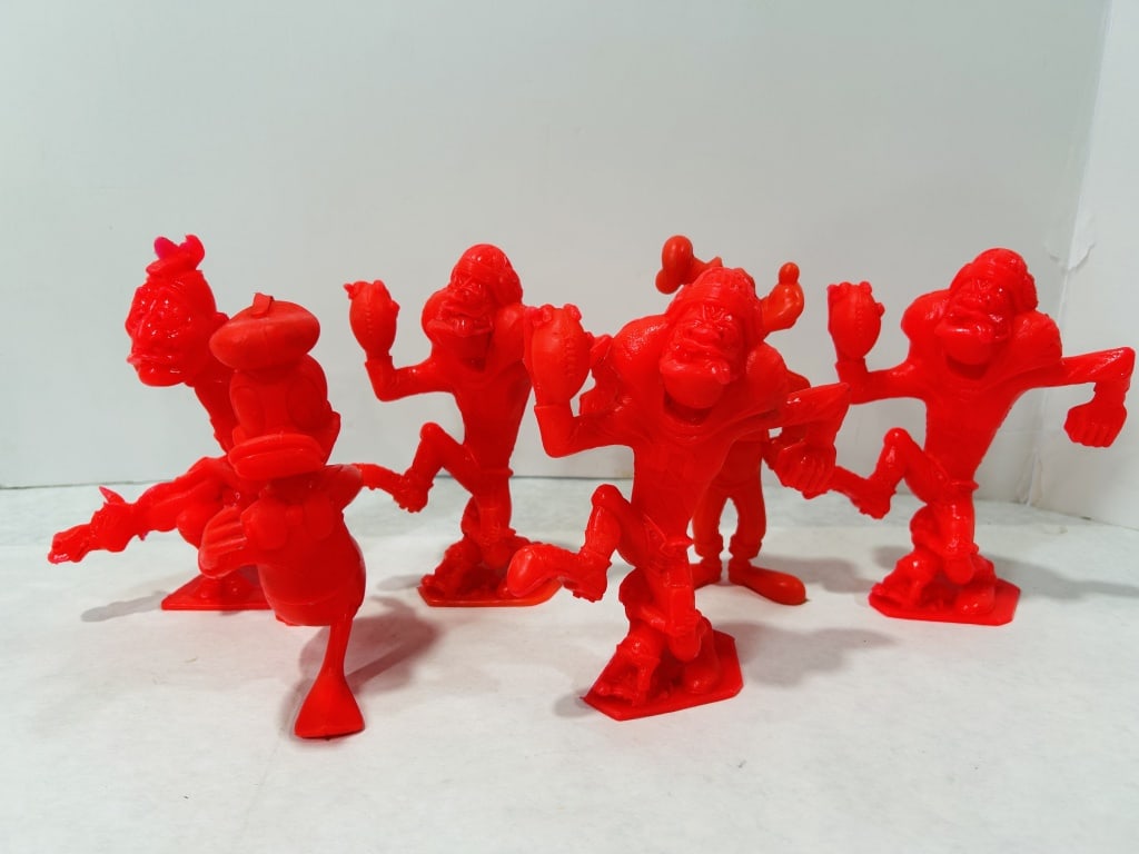A Collection of Six Disney Character Plastic Figures in the Style of Marx: This lot consists of six vintage monochromatic Disney character figurines. The collection includes one Donald Duck figure, one Daisy Duck figure, one Goofy figure, and three figures of the Big Bad Wol