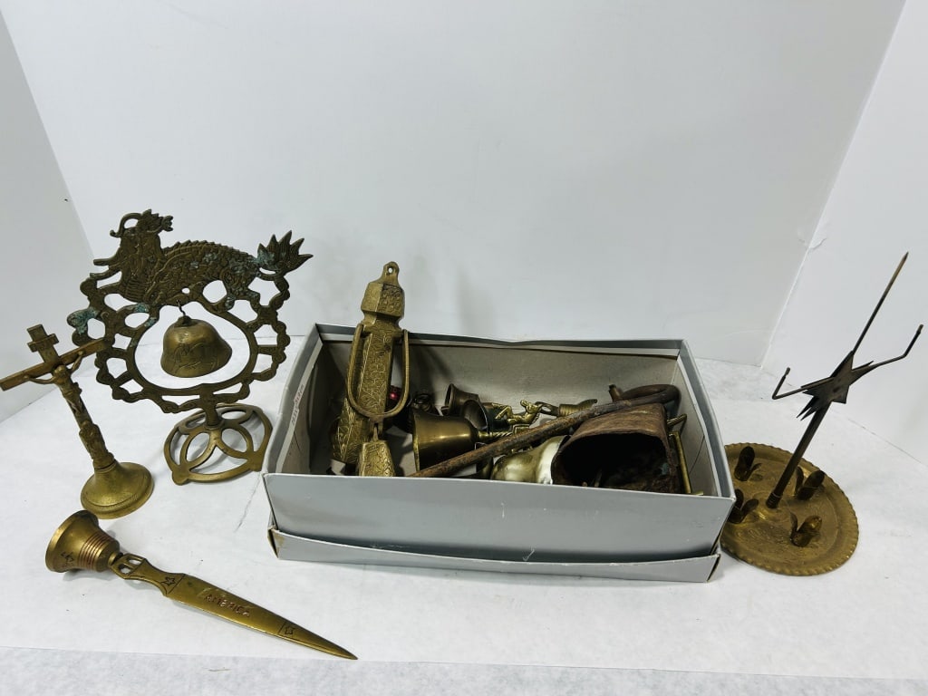 An Assortment of Vintage Brass and Metalware Decorative Items (1 of 5)