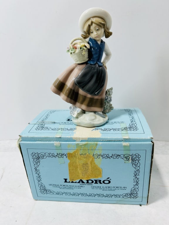 Lladr?? Porcelain Figurine Model 4622 Girl with Flower Basket: A Lladr?? glazed porcelain figurine, model number 4622, titled Girl with Flower Basket (Ni?±a Cesta Flores). The sculpture depicts a young girl in a wide-brimmed white hat, a sleeveless blue vest, an