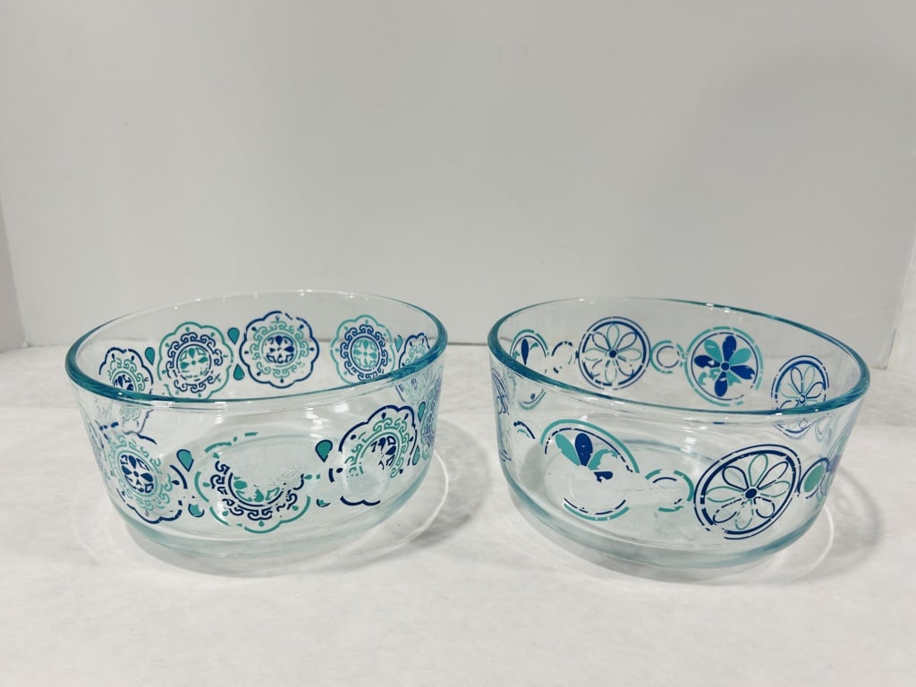 A Pair of Pyrex 7201 Glass Storage Bowls in Pinwheel and Medallion Patterns (1 of 5)