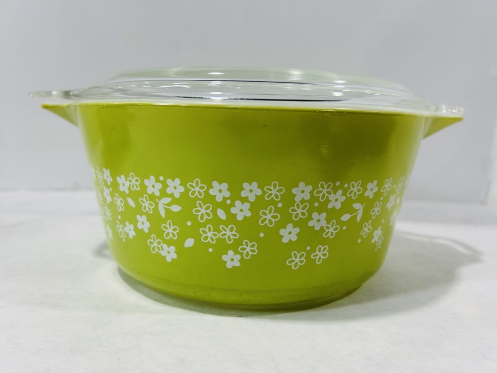 Pyrex Spring Blossom Green 2.5 Quart Cinderella Round Casserole Dish with Lid: This is a vintage Pyrex Cinderella round casserole dish in the Spring Blossom Green pattern, also referred to by collectors as Crazy Daisy. The vessel is made of white milk glass with a fired-on avoca