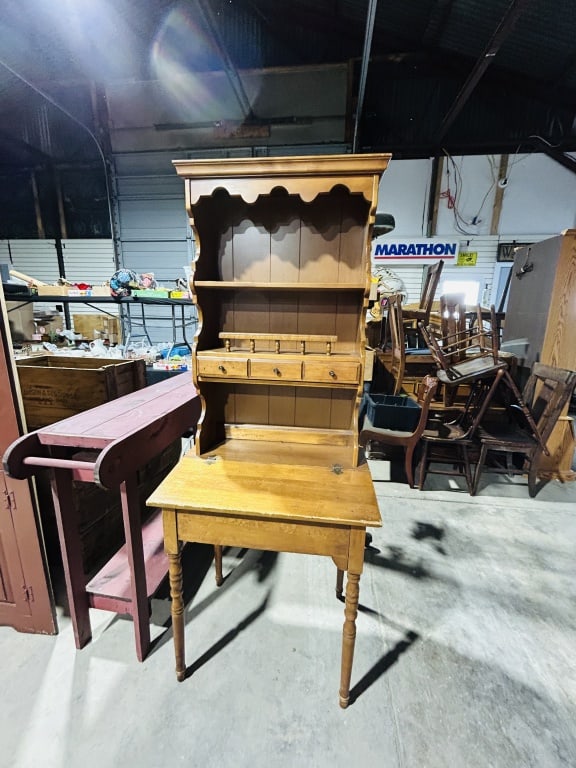 Early American Style Petite Maple Secretary Desk with Hutch: This mid-20th-century secretary desk is designed in the Colonial Revival or Early American style. It is constructed from maple with a honey-toned finish and features an integrated hutch top. The hutch