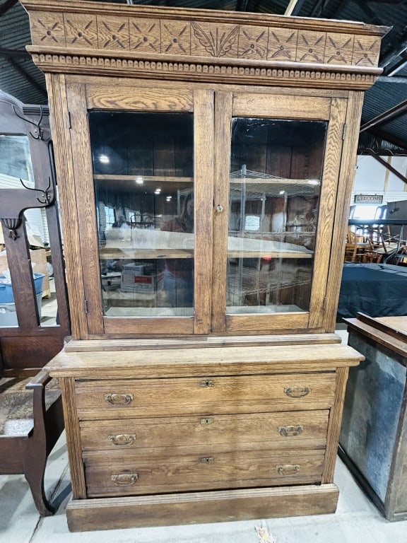 Late Victorian American Two-Piece Oak Step-Back: Late Victorian American Two-Piece Oak Step-Back