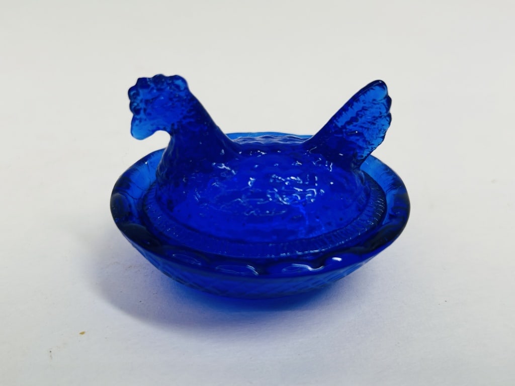 COBALT GLASS MINIATURE HEN, CIRCA 1980: Mini hon