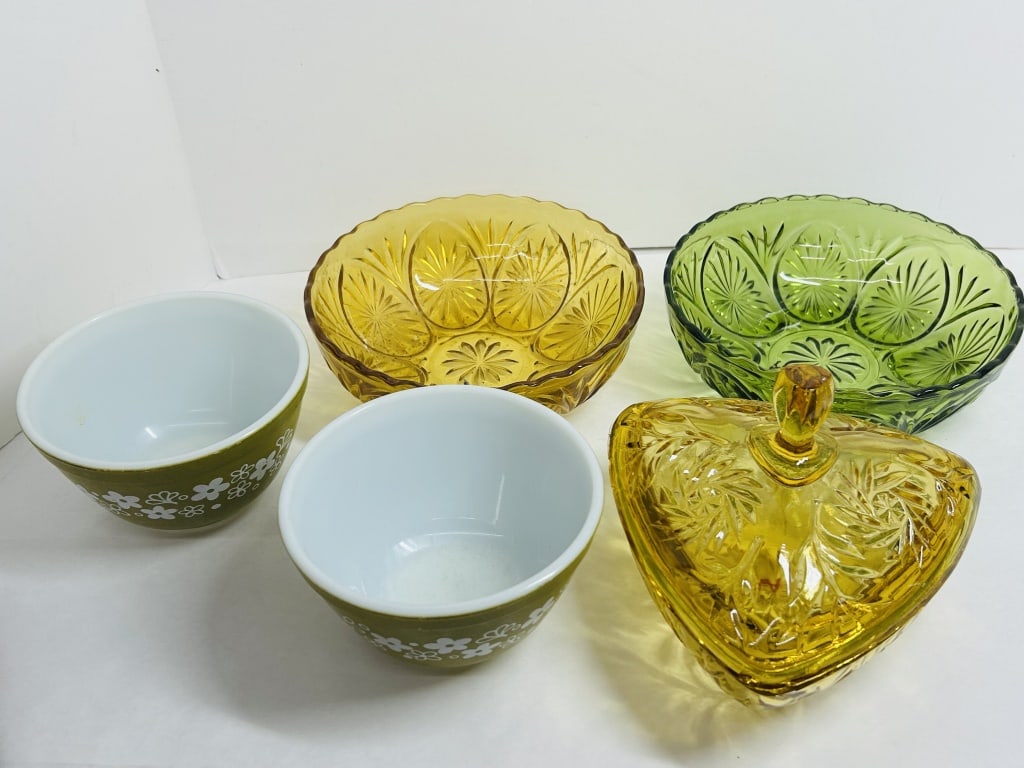 PYREX AND PRESSED GLASS, 1960S (1 of 8)