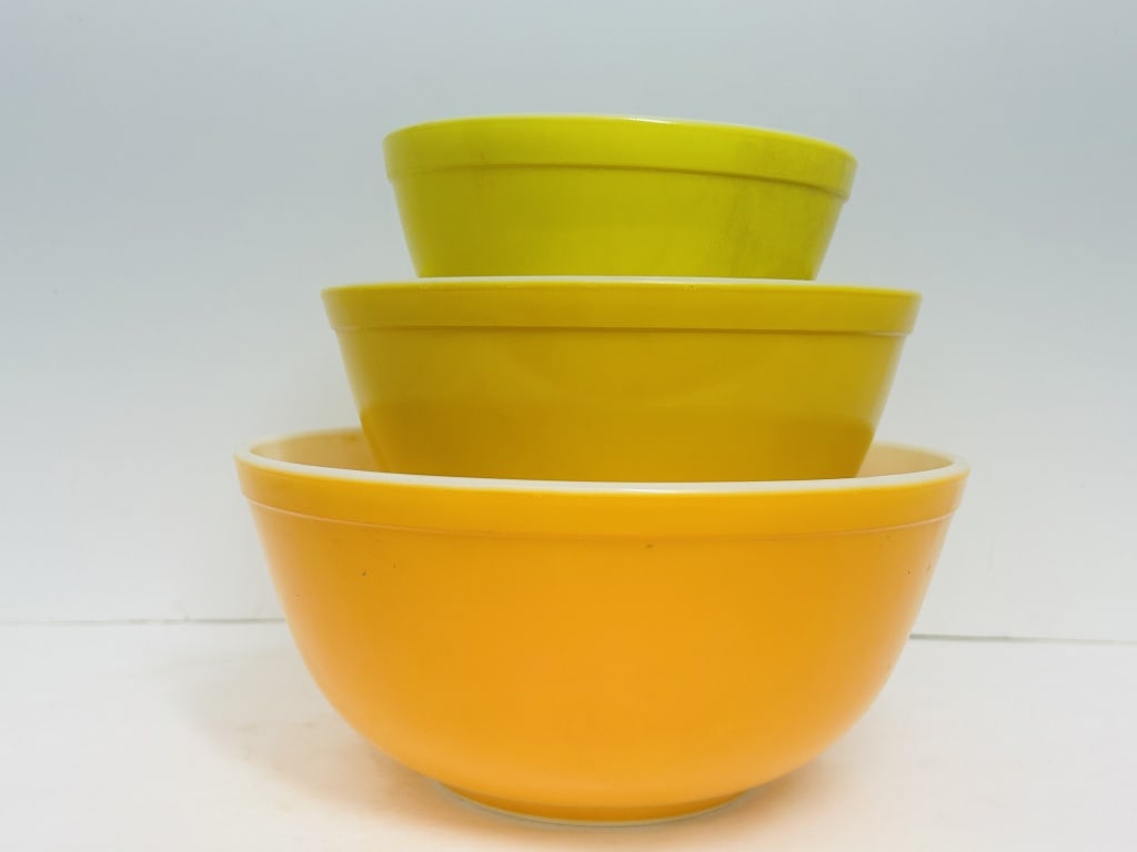 PYREX GRADUATED OPAL GLASS BOWLS, C. 1960 (1 of 11)