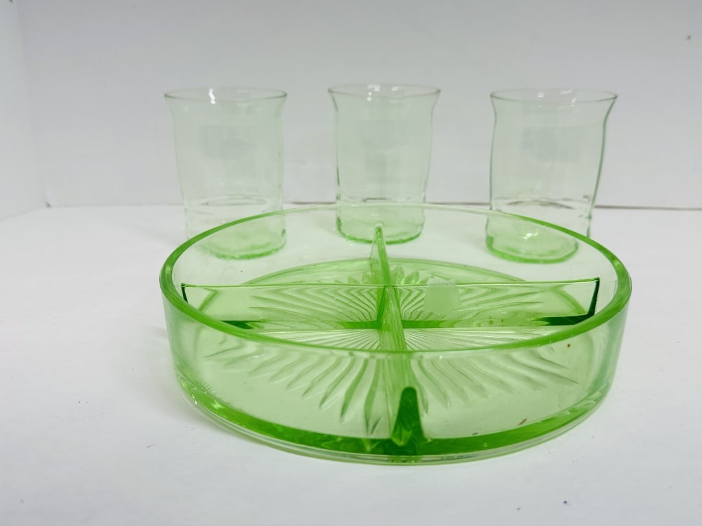 GREEN URANIUM GLASS TABLEWARE, CIRCA 1930 (1 of 10)