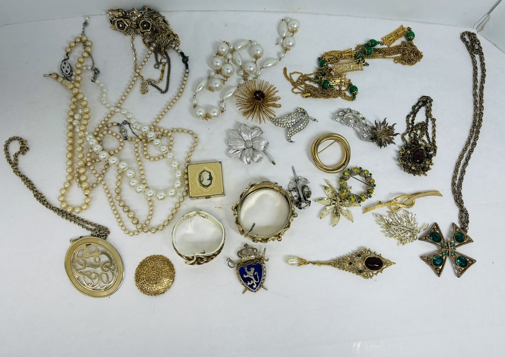 VARIOUS, VINTAGE COSTUME JEWELRY, 1950-1980 (1 of 8)