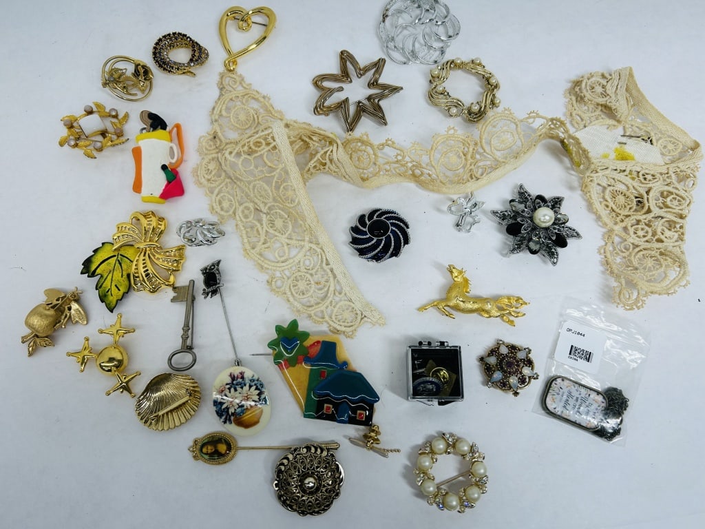 VINTAGE COSTUME JEWELRY LOT (1 of 10)