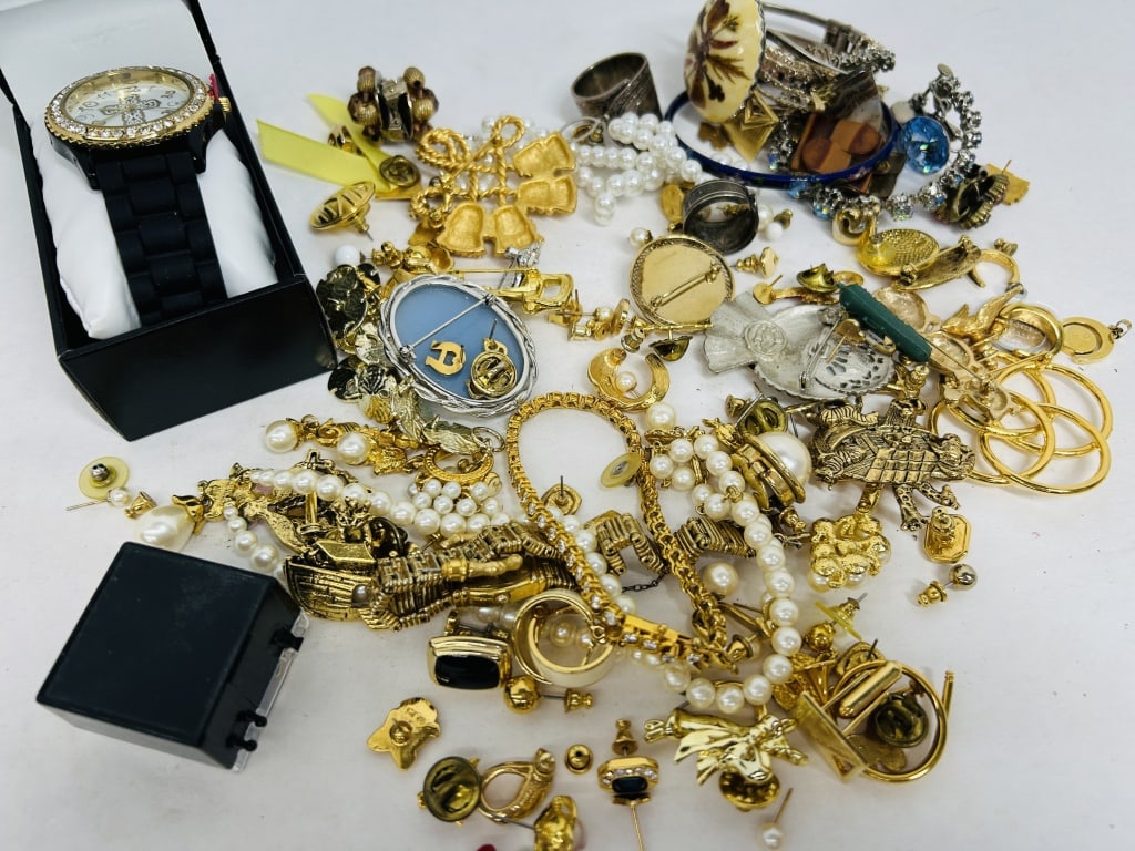 VARIOUS COSTUME JEWELRY COLLECTION, 20TH CENTURY (1 of 10)