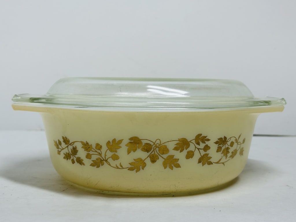 PYREX GOLDEN ACORN CASSEROLE, 1960 (1 of 4)