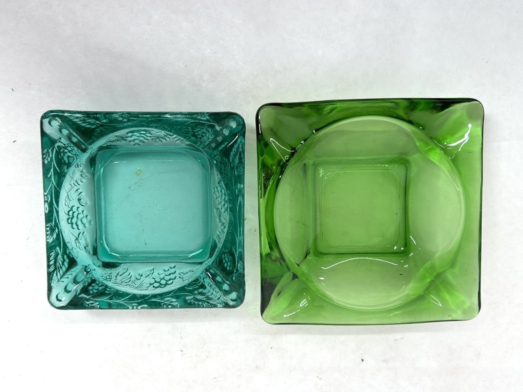 HAZEL-ATLAS AND INDIANA GLASS ASHTRAYS, 1960S (1 of 4)