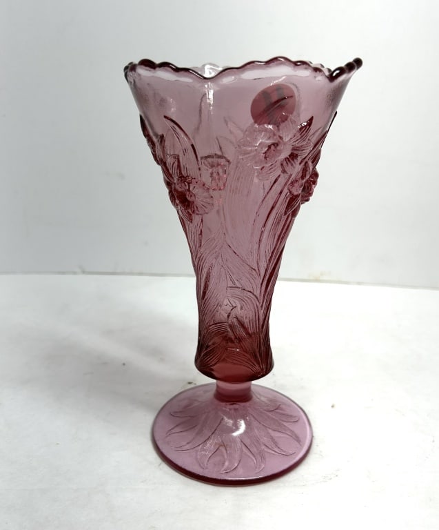 FENTON DAFFODIL PINK GLASS VASE, CIRCA 1950 (1 of 5)