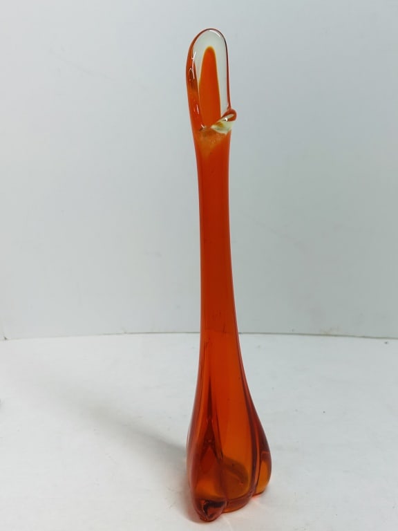 VIKING STYLE PERSIMMON SWUNG GLASS VASE: Hand-blown swung art glass vase featuring a three-lobed weighted base and elongated neck, attributed to the Epic line by Viking Glass. The vibrant orange-red glass, commonly referred to as persimmon, 