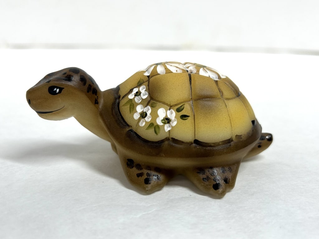 FENTON HAND PAINTED GLASS TURTLE 2021 (1 of 5)
