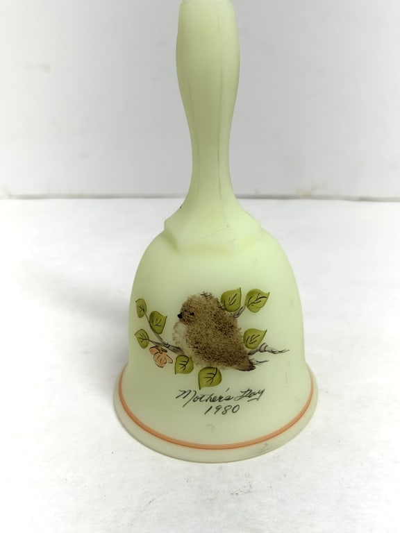 FENTON CUSTARD GLASS BELL 1980 (1 of 6)