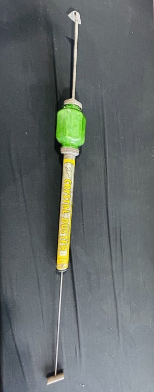 BROWN'S CRYSTAL DUSTER, GLASS AND METAL, MID-20TH CENTURY: This piston-action manual garden duster, manufactured by The E.C. Brown Co. of Rochester, New York, features a translucent green faceted glass reservoir and a lithographed paper label. The device incl