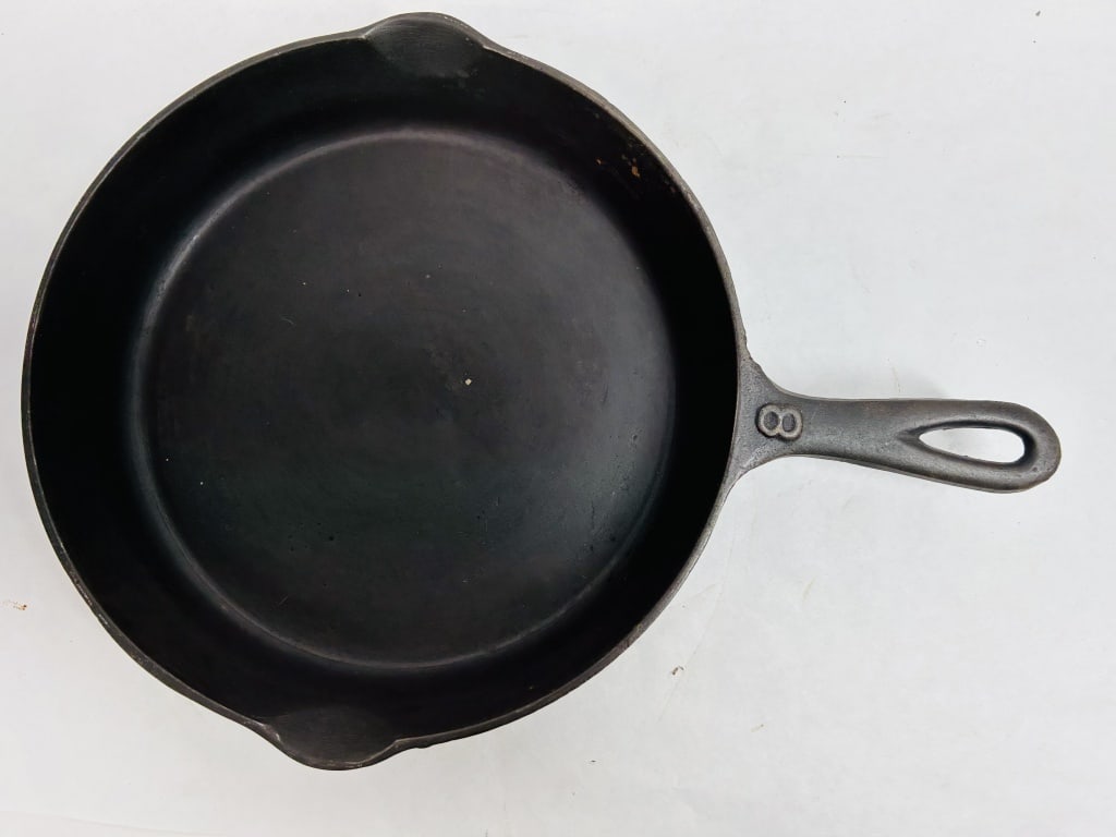 ATTRIBUTED TO VOLLRATH IRON SKILLET, 1950 (1 of 3)