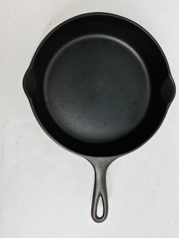 WAGNER WARE #8 CAST IRON SKILLET, MID-CENTURY (1 of 3)