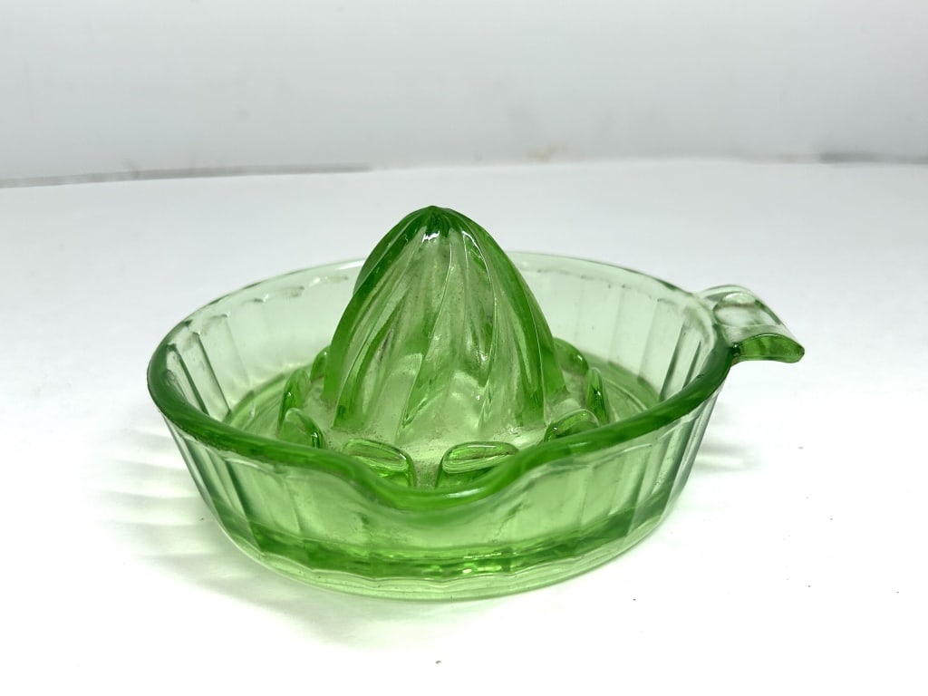 AMERICAN GREEN URANIUM GLASS REAMER, 1930S (1 of 5)