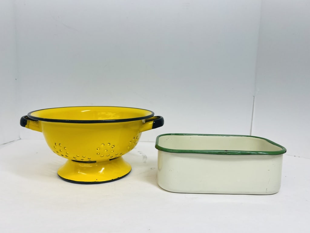TWO VINTAGE ENAMELWARE KITCHEN ITEMS (1 of 7)