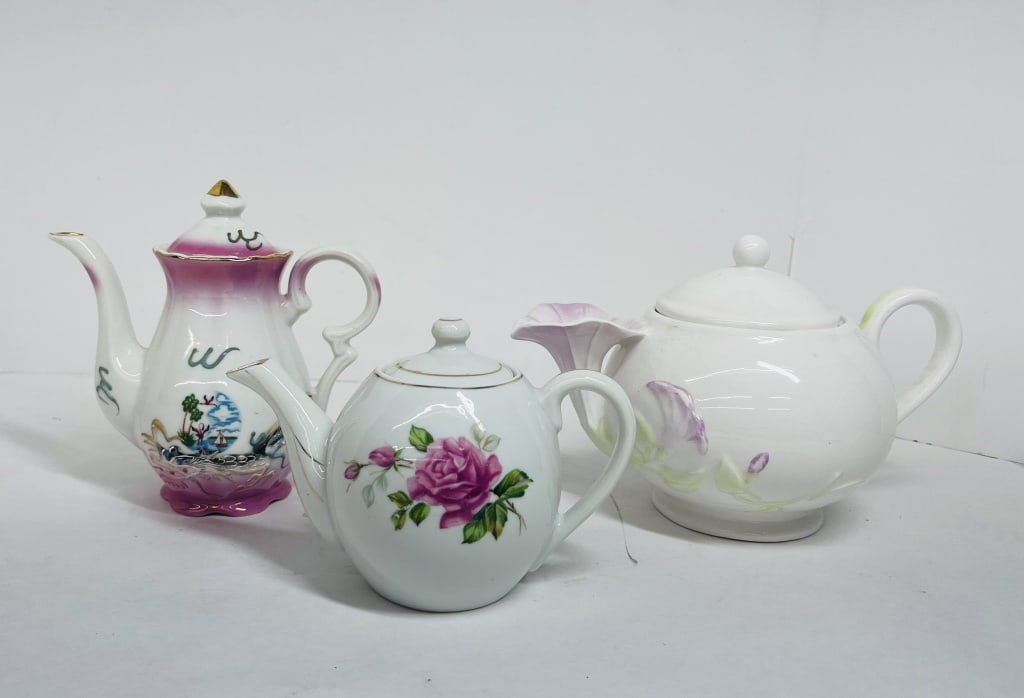 TRIO OF VINTAGE PORCELAIN TEAPOTS (1 of 4)