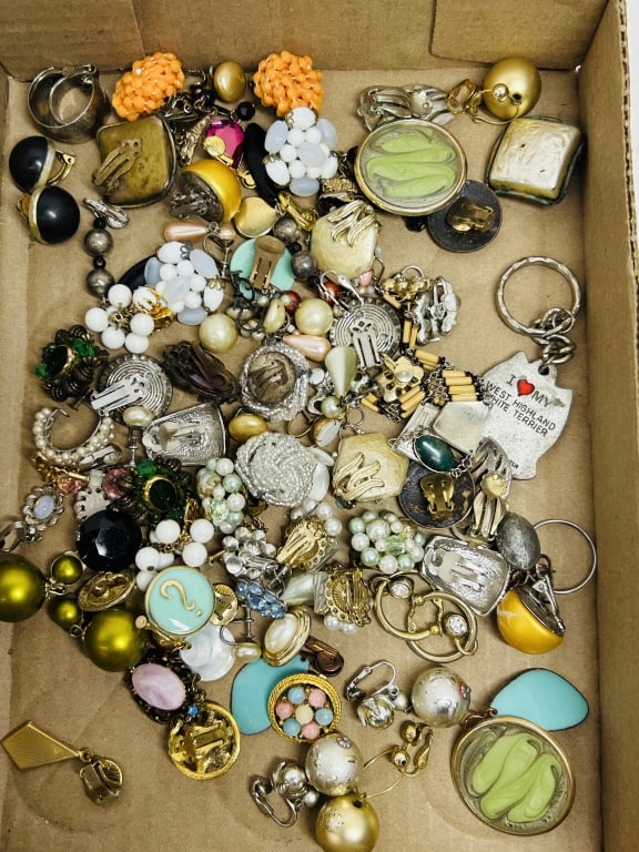 VINTAGE ASSORTED COSTUME JEWELRY, 20TH CENTURY: An assortment of mid-century costume jewelry primarily composed of single and mismatched clip-on and screw-back earrings featuring molded glass, plastic beads, rhinestones, and faux pearls. The collec