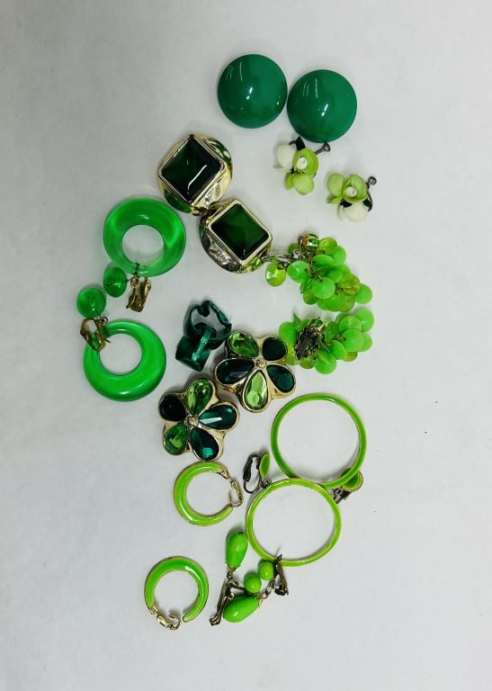 ASSORTED GREEN COSTUME JEWELRY COLLECTION: A collection of 9 pairs and one single piece of vintage green costume jewelry featuring assorted mid-to-late 20th-century designs. The assortment includes clip-on, screw-back, and dangle earrings comp