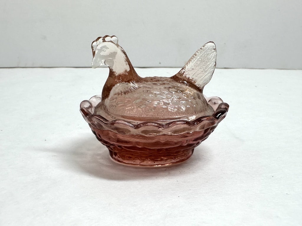 MINI BOYD PINK GLASS HEN ON NEST: .