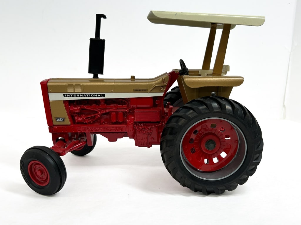 ERTL, IH 826 DIE-CAST TRACTOR, 1995: ERTL International Harvester 826 die-cast model tractor. This 1/16 scale 1995 Collector's Edition features the Gold Demonstrator livery, steerable front wheels, and a white canopy.