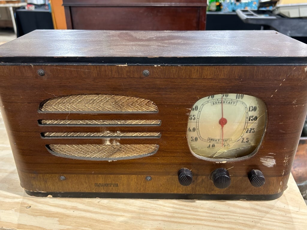 KADETTE MODEL 101 WOOD RADIO: International Radio Corporation Model 101 ten-tube tabletop radio in a walnut veneer cabinet. This dual-band receiver includes the original chassis label with serial number 37850 and several Kadette-b