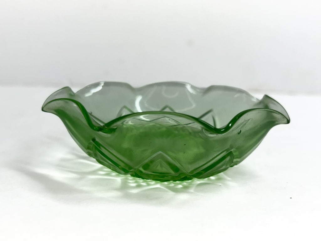HEISEY EMPRESS URANIUM GLASS BOWL (1 of 8)