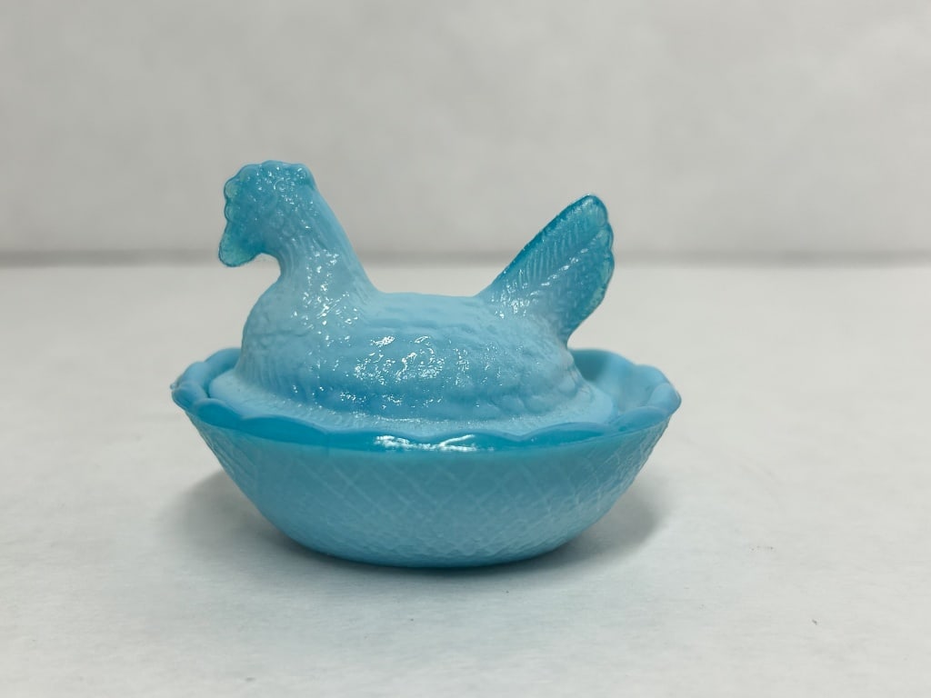 TURQUOISE GLASS HEN ON NEST (1 of 5)